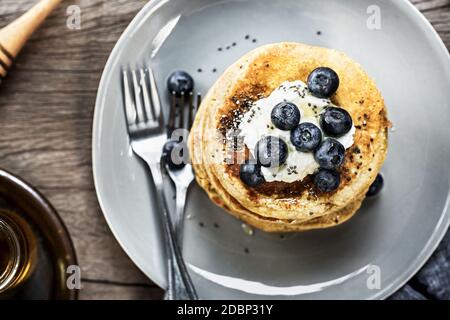 Banana Pancakes avoine saine avec des bleuets, la crème de coco et Chia topping Banque D'Images