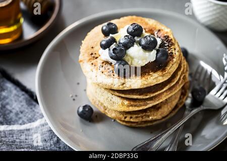 Banana Pancakes avoine saine avec des bleuets, la crème de coco et Chia topping Banque D'Images