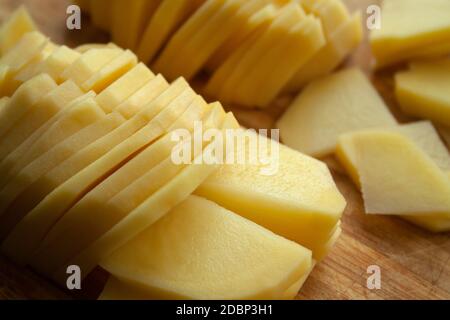 Tas de pommes de terre en tranches fines close up Banque D'Images