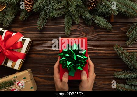 L'homme tient un cadeau de Noël magnifiquement emballé Banque D'Images