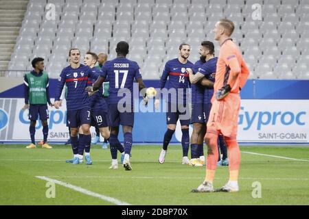 Olivier Giroud (FRA) a marqué un but contre Robin Olsen (SWE), célébration dans les armes de Kylian Mbappe (FRA), à côté d'Adrien Rabiot (FRA), Lucas digne (FRA), Moussa Sissoko (FRA), Antoine Griezmann (FRA) lors du match de football de la Ligue des Nations de l'UEFA entre la France et la Suède le 17 novembre, 2020 au Stade de France à Saint-Denis, France - photo Stephane Allaman / DPPI / LM Banque D'Images