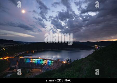 Vue depuis le point de vue appelé Kleine Kanzel au lac allemand Edersee en été Banque D'Images