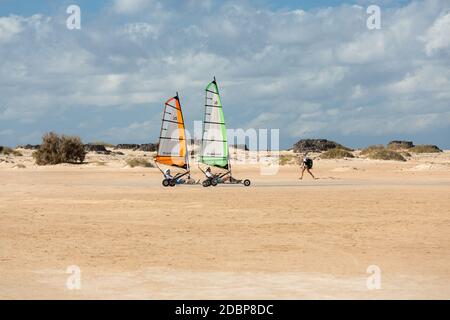 CORRALEJO, FUERTEVENTURA, ESPAGNE - SPETEMBER 15, 2015: Les gens qui conduisent des yachting de sable sur la plage. Ils apprennent et s'amusent.Corralejo, Fuerteven Banque D'Images