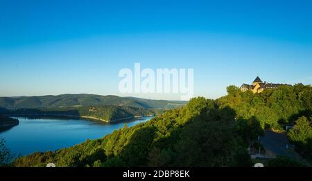 Vue sur le palais Waldeck au lac Edersee le matin Banque D'Images