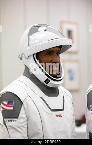 L'astronaute de la NASA Victor Glover sourit à l'intérieur de la salle de l'équipage dans le bâtiment Neil Armstrong Operations and Checkout alors qu'ils se préparent pour le lancement au Kennedy Space Center le 15 novembre 2020 à Cape Canaveral, en Floride. Banque D'Images