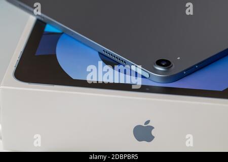 Antalya, TURQUIE - 17 novembre 2020. Version 2020 de l'iPad Air 4 2020 de qualité supérieure dans un design tendance à cadre fin. Banque D'Images