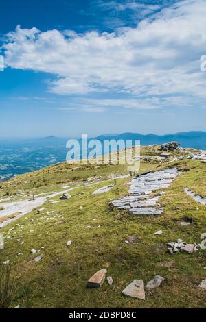 La montagne Rhune dans les Pyrénées-Atlantique en France Banque D'Images