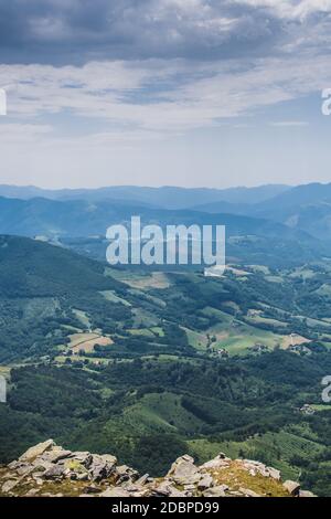 La montagne Rhune dans les Pyrénées-Atlantique en France Banque D'Images