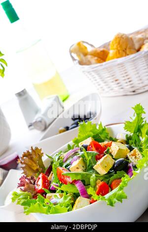 Salade grecque avec fromage de brebis un délicieux classique. Banque D'Images