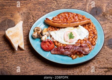 petit déjeuner complet en petit-déjeuner sur une assiette Banque D'Images