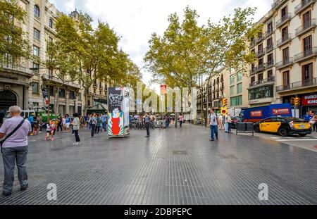 Les touristes et les Espagnols peuvent se promener sur la Rambla À Barcelone Espagne Banque D'Images