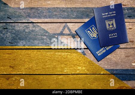 Israël et l'Ukraine sur le passeport et les drapeaux de table Banque D'Images