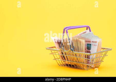 Dans le chariot d'épicerie sont des billets russes de cinq mille roubles Banque D'Images