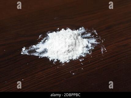 Poudre de cocaïne sur la table Banque D'Images