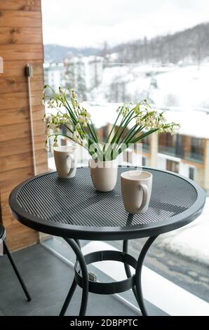 Perce-neige et boire Café sur balcon, Hiver Banque D'Images