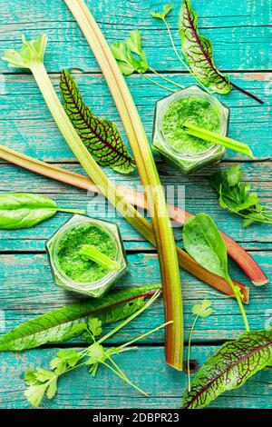 Appétissant smoothie vert d'été sain provenant de tiges de rhubarbe et d'herbes.smoothie vert mélangé avec des ingrédients Banque D'Images