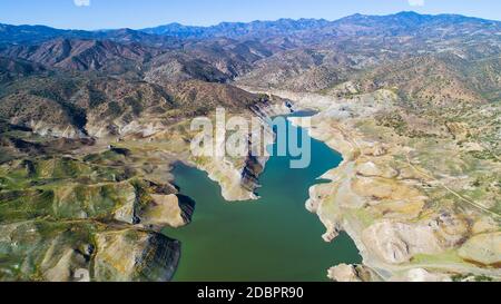 Oiseau de l'antenne de Kalavasos barrage en enrochements, Larnaca, Chypre. Le Vasilikos rivière se jetant vers le réservoir et les collines autour de l'eau fr Banque D'Images