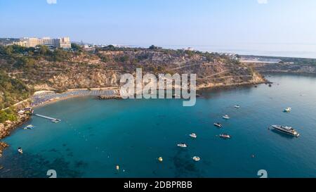 Vue panoramique sur la plage de Konnos à Cavo Greco Protaras, Paralimni, Famagousta, Chypre. La célèbre attraction touristique Golden Sandy Konos Bay avec Banque D'Images