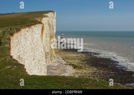 Phare et mer à Beachy Head, falaises de craie dans les South Downs près d'Eastbourne, East Sussex, Angleterre Banque D'Images