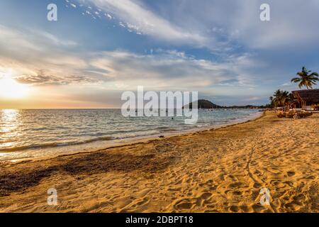 Magnifique coucher de soleil sur l'océan indien à l'île de Nosy Be, Madagascar Banque D'Images