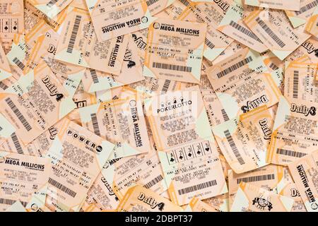 Used Mega millions, FANTASY 5, POWERBALL, DAILY 4 American Lottery Game Ticket et Michigan Instant Scratch Games Lottery Ticket Background. Sélectif Banque D'Images