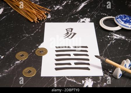 Gros plan d'un arrangement I Ching avec le 63ème hexagramme (après la complition/Chi Chi) écrit avec une brosse à encre chinoise sur papier de riz. Il y en a aussi Banque D'Images