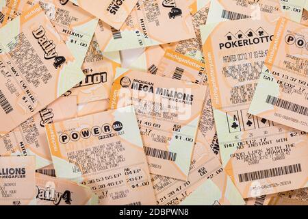 Used Mega millions, FANTASY 5, POWERBALL, DAILY 4 American Lottery Game Ticket et Michigan Instant Scratch Games Lottery Ticket Background. Sélectif Banque D'Images