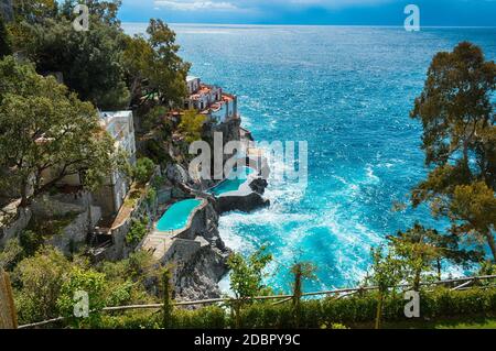 Voyager en Italie. Côte d'Amalfi avec la mer Banque D'Images