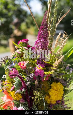bouquets faits main de fleurs et d'herbes Banque D'Images