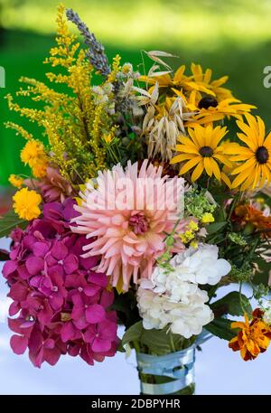 bouquets faits main de fleurs et d'herbes Banque D'Images