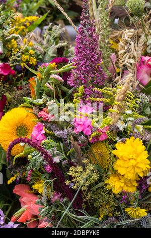 bouquets faits main de fleurs et d'herbes Banque D'Images
