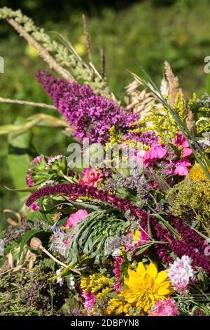 bouquets faits main de fleurs et d'herbes Banque D'Images