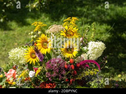 bouquets faits main de fleurs et d'herbes Banque D'Images