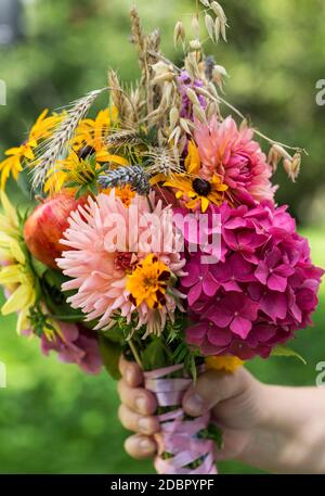 bouquets faits main de fleurs et d'herbes Banque D'Images