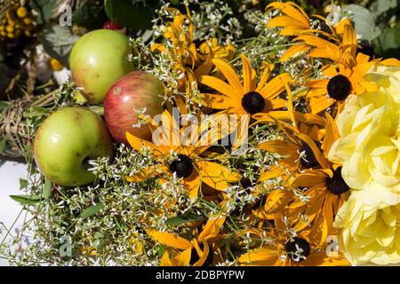 bouquets faits main de fleurs et d'herbes Banque D'Images