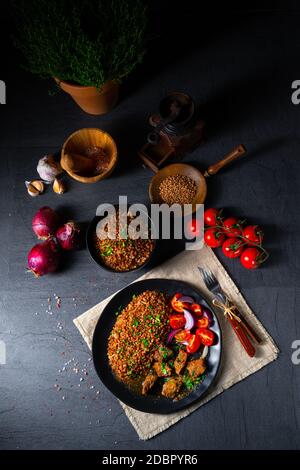 Gruaux de sarrasin cuits au four avec de la goulash de bœuf Banque D'Images