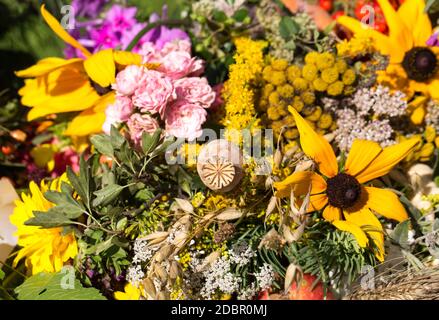 bouquets faits main de fleurs et d'herbes Banque D'Images