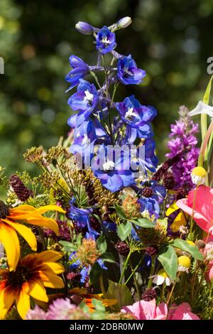bouquets faits main de fleurs et d'herbes Banque D'Images