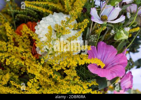 bouquets faits main de fleurs et d'herbes Banque D'Images