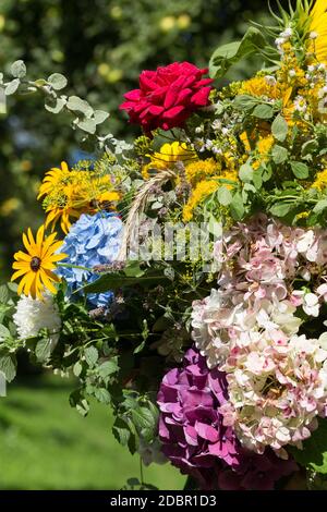 bouquets faits main de fleurs et d'herbes Banque D'Images