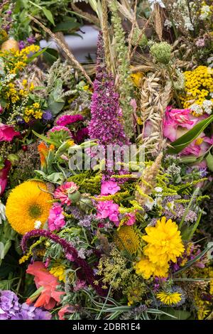 bouquets faits main de fleurs et d'herbes Banque D'Images