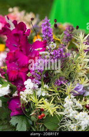 bouquets faits main de fleurs et d'herbes Banque D'Images
