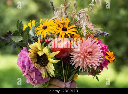 bouquets faits main de fleurs et d'herbes Banque D'Images