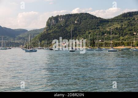Voiliers à Porto di Bardolino Harbour sur le lac de Garde . Italie Banque D'Images