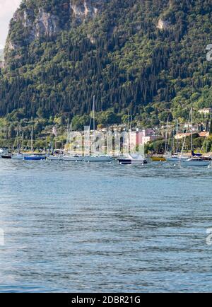 Voiliers à Porto di Bardolino Harbour sur le lac de Garde . Italie Banque D'Images