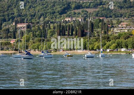 Voiliers à Porto di Bardolino Harbour sur le lac de Garde . Italie Banque D'Images