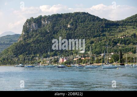 Voiliers à Porto di Bardolino Harbour sur le lac de Garde . Italie Banque D'Images