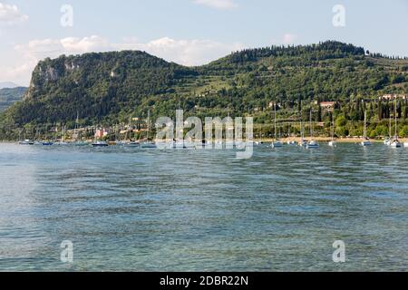 Voiliers à Porto di Bardolino Harbour sur le lac de Garde . Italie Banque D'Images