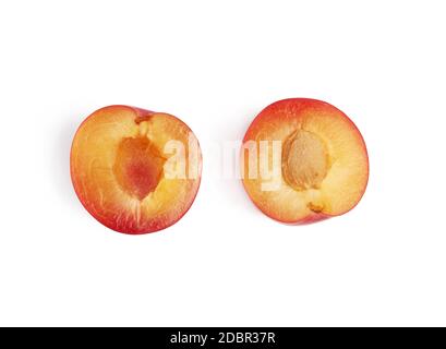 moitiés de prune rouge mûre isolées sur fond blanc, vue du dessus Banque D'Images