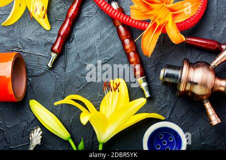 Narguilé oriental fumant avec tabac à fleurs parfumé. Banque D'Images